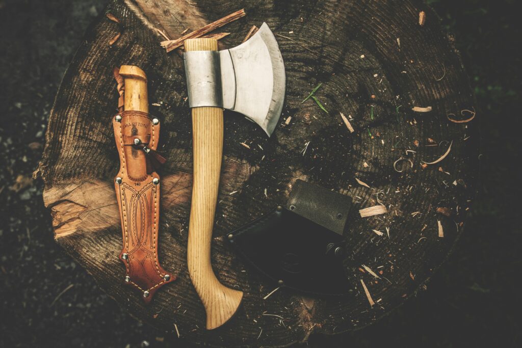 Bushcraft Werkzeuge – Ausrüstung zum Feuer machen und Überleben im Wald