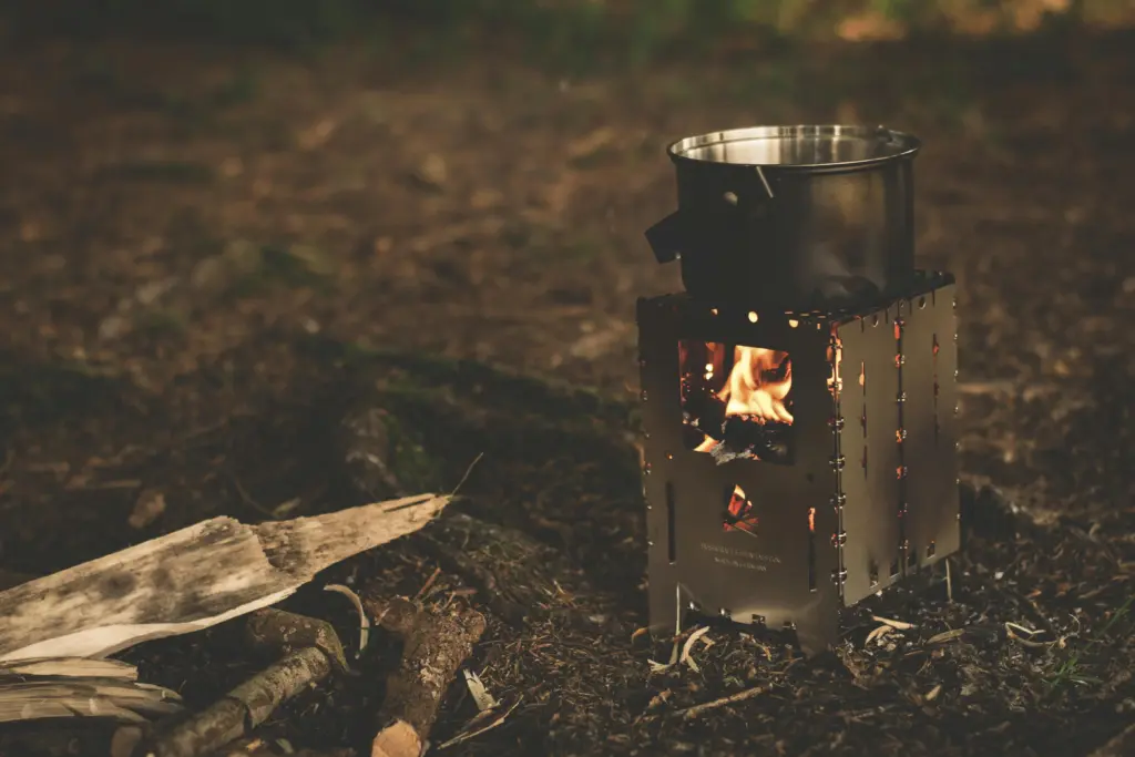Bushbox beim Bushcraft – Feuer machen im Wald mit kompakter Outdoor-Feuerstelle