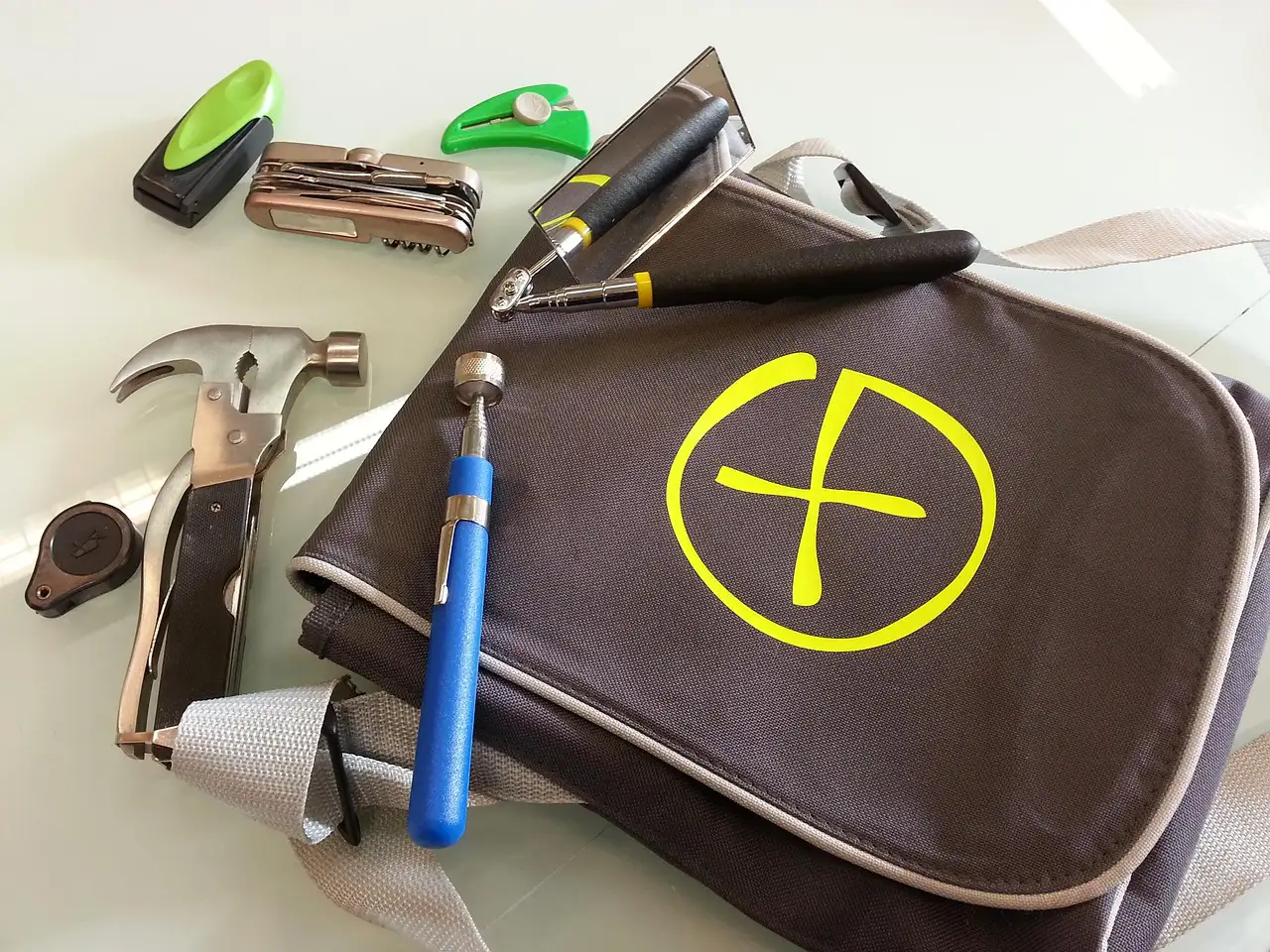 Geocaching Ausrüstung mit GPS-Gerät, Karte, Kompass und Logbuch