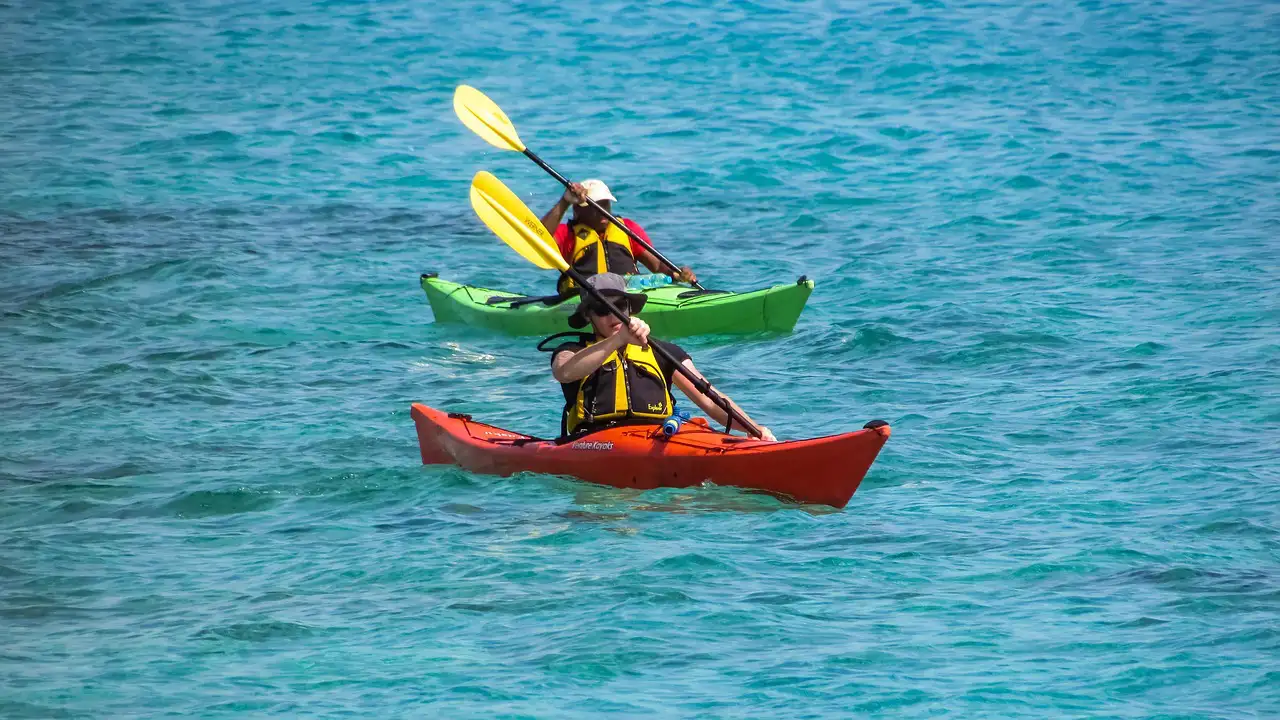 Gemeinsam Kanu fahren auf einem ruhigen See in Deutschland