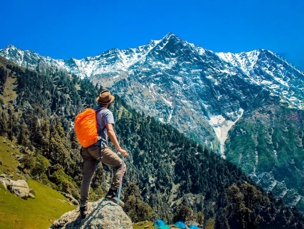Mann beim Trekking auf einem alpinen Bergpfad in Deutschland