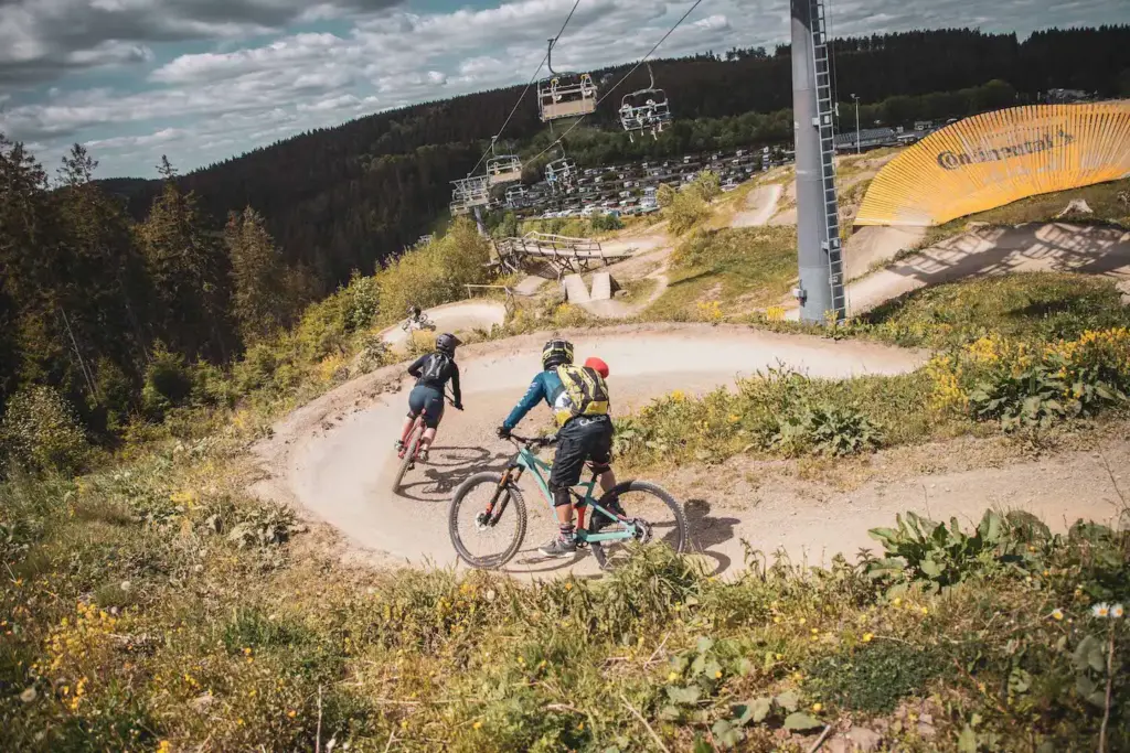 Mountainbike-Fahrer auf einem Trail in Bayern inmitten der Natur