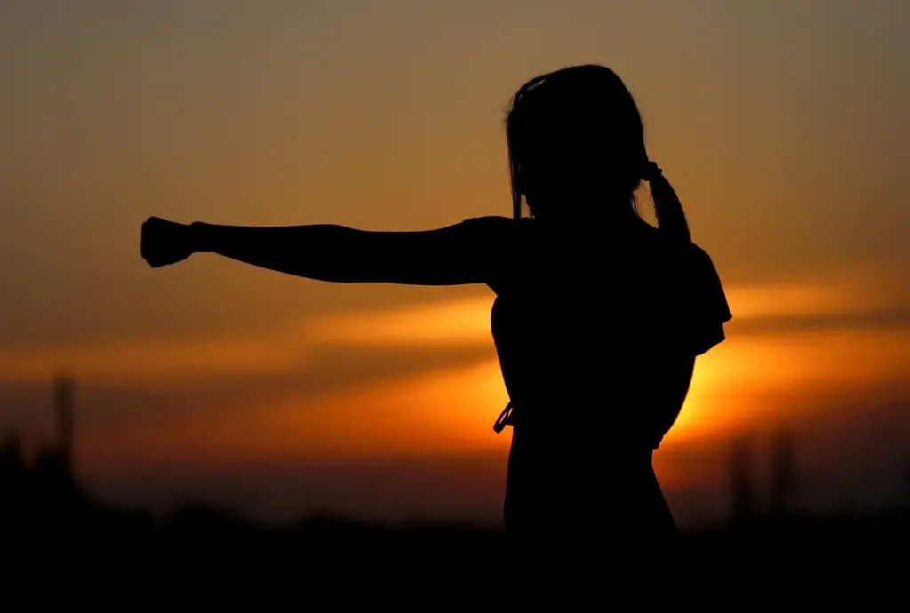 Outdoor Workout im Sonnenschein – Fitnesstraining an der frischen Luft