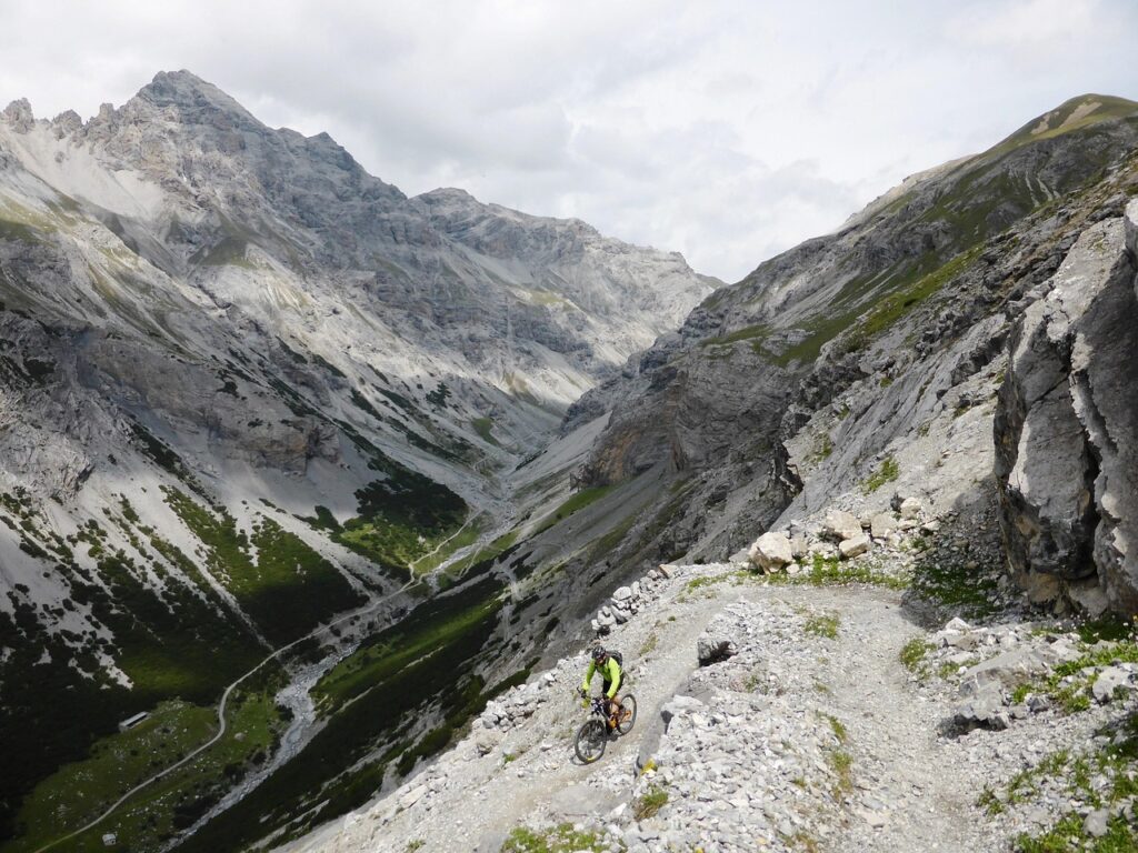 Mountainbiker auf Trail in der Natur Österreichs