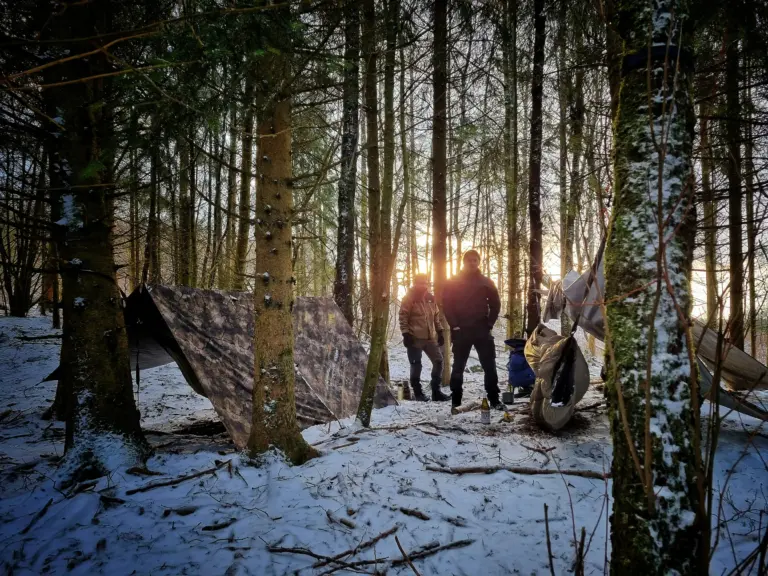 Gruppe zeltet im Wald – Survival-Erfahrung in Deutschland mit praktischen Survivaltipps