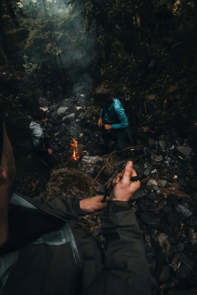 Gruppe beim Feuermachen im Wald – praktisches Survival-Training in Deutschland mit Survivaltipps