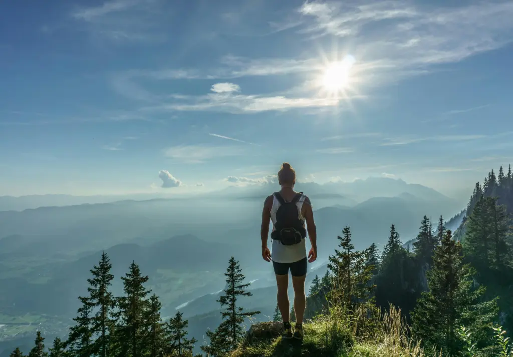 Frau beim Trekking in den Alpen auf einer Trekkingtour in Deutschland