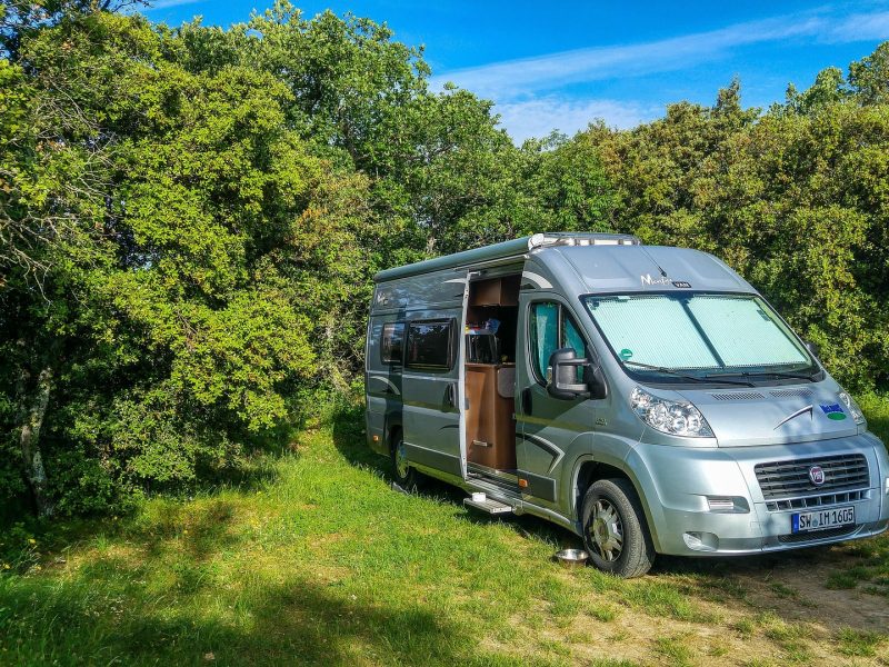 Vanlife Abenteuer mit Campervan in der Natur