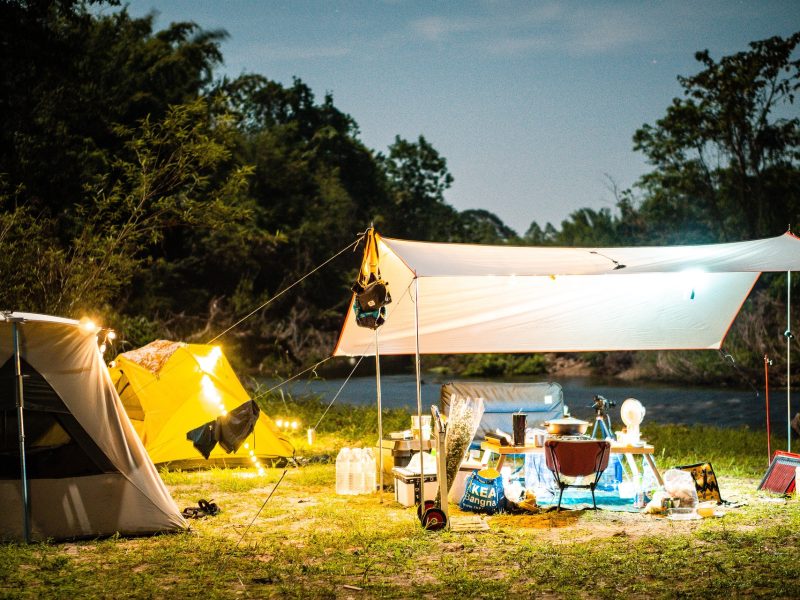 Zeltplatz in der Natur beim Camping