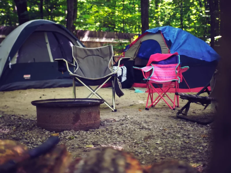 Campingstühle und Zelte auf einem Campingplatz in Süddeutschland bei sonnigem Wetter