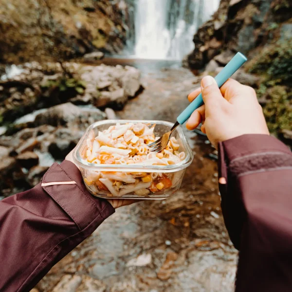 Camping Rezepte: Glasschale mit leckerem Essen und Gabel in der Hand
