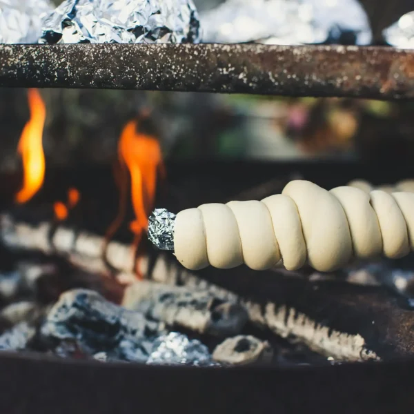 Camping Rezepte: Stockbrot am Lagerfeuer – klassisches Outdoor-Snack