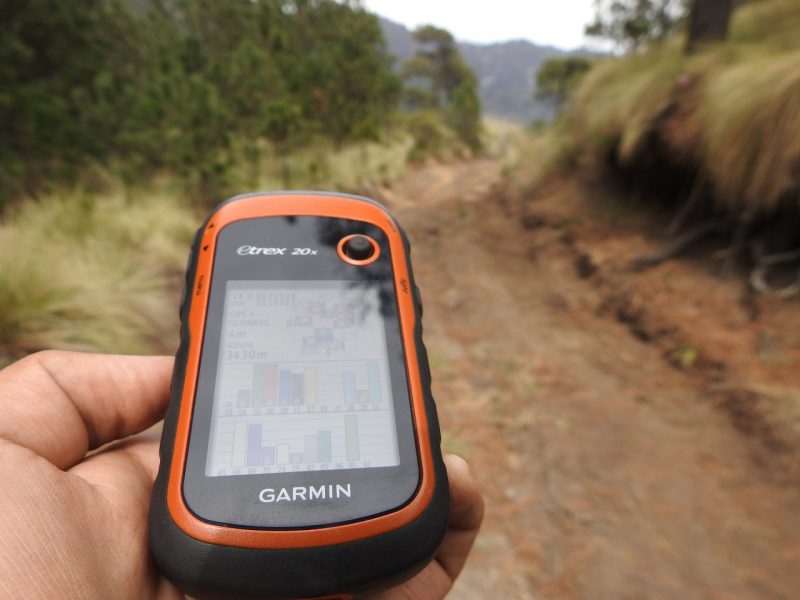 GPS-Gerät für Geocaching in der Natur