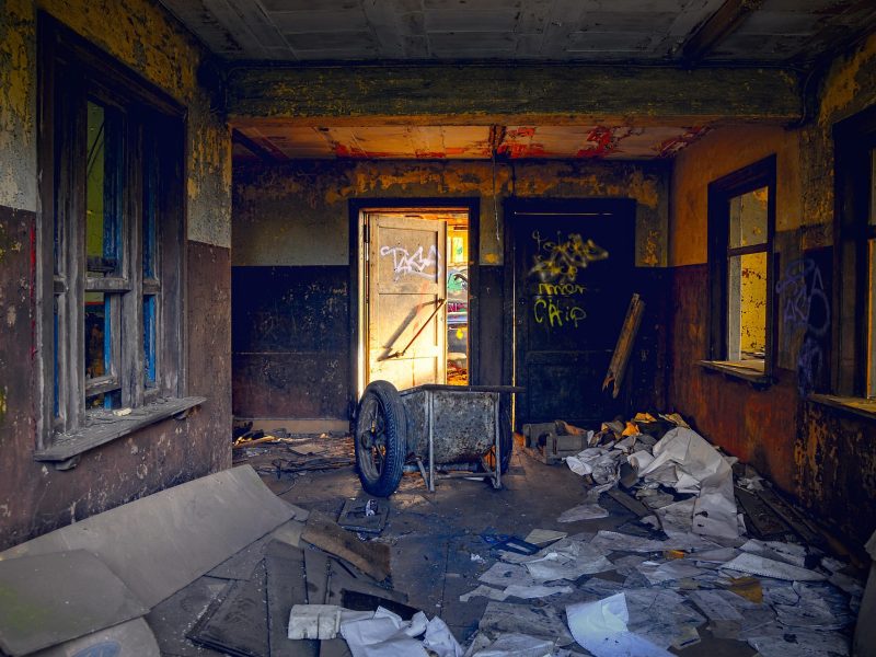 Verlassener Ort mit verfallener Architektur – Lost Place entdecken