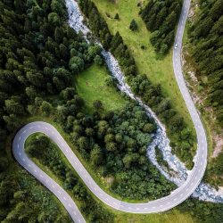 Deutsche Fahrbahn durch grüne Naturlandschaft