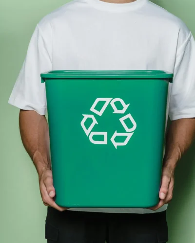 Ausrüstung: Mann hält Recycling-Mülleimer – Umweltbewusste Ausrüstung beim Camping