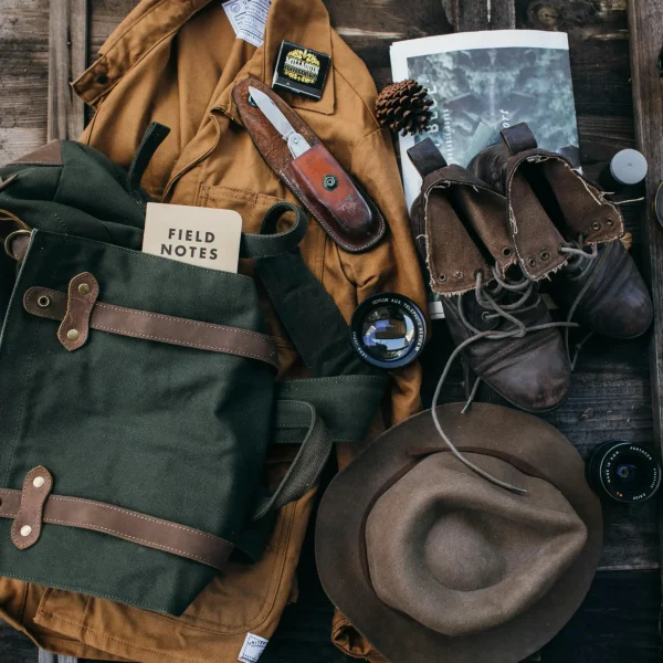 Ausrüstung: Hut, Rucksack, Messer und Jacke – wichtige Outdoor-Basics