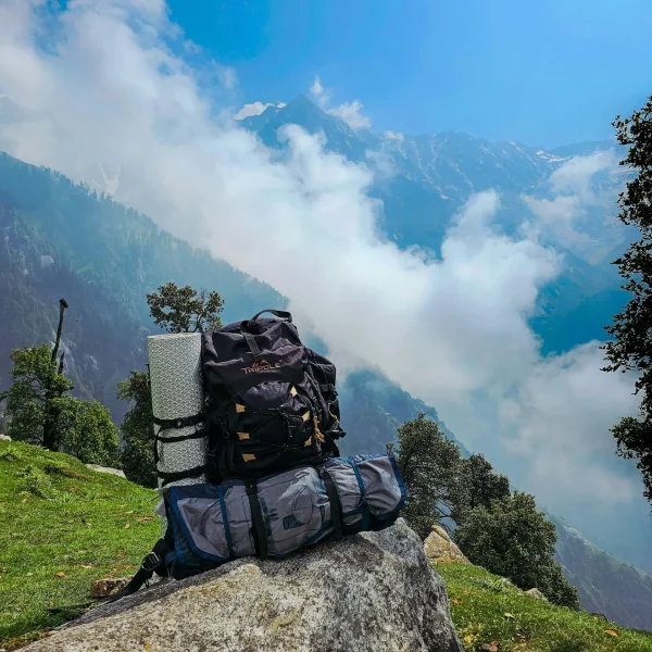 Ausrüstung: Rucksack auf Stein am Berg mit spektakulärer Aussicht