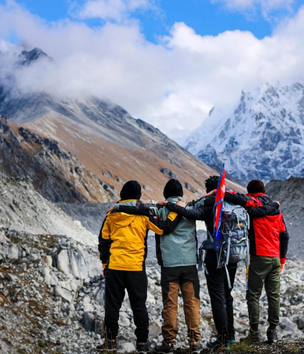 Vier Freunde beim Wandern in der Natur