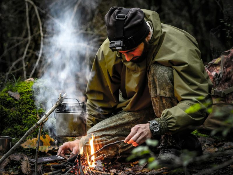 Survival-Training in der Natur mit Ausrüstung und Feuer
