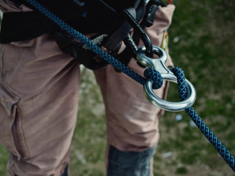 Verschiedene Outdoor-Ausrüstung für Abenteuer in der Natur
