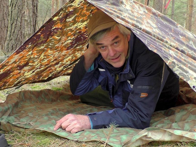 Bushcraft-Ausrüstung und Feuer machen in der Natur