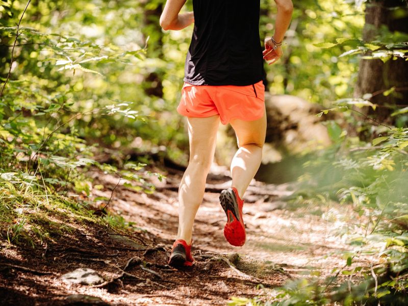Mann beim Joggen im Wald – Outdoor Sport in der Natur