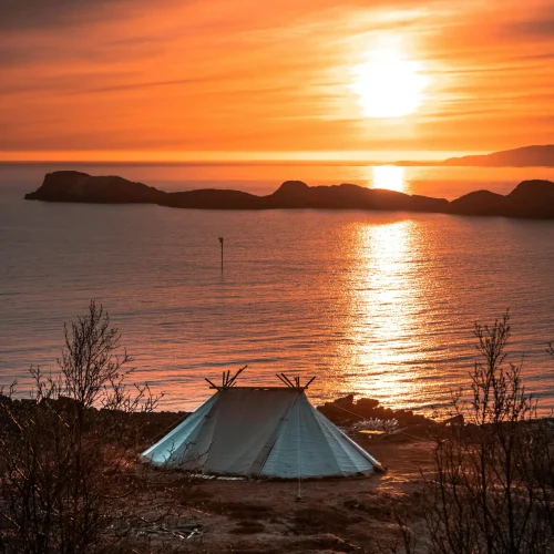 Wildcamping am See – Sonnenuntergang in völliger Freiheit Wildcamping: Zelt am See beim Sonnenuntergang in unberührter Natur