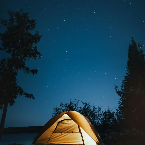 Wildcamping bei Nacht – Zelt mit warmem Licht Wildcamping: leuchtendes Zelt im Dunkeln mit Innenlicht