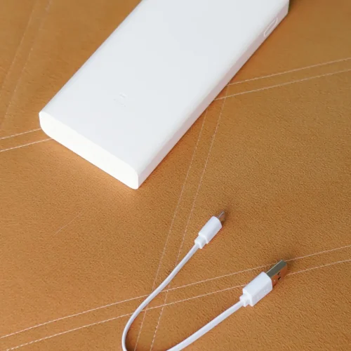 Wildcamping-Energie – Powerbank für unterwegs Wildcamping: Powerbank mit angeschlossenem Kabel für mobile Stromversorgung